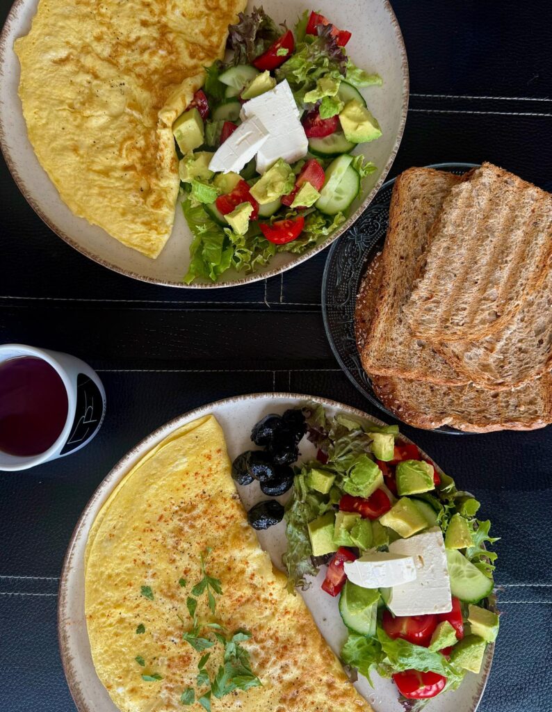 Favoriete lunch van Emina met omelet, salade, avocado en meergranenbrood